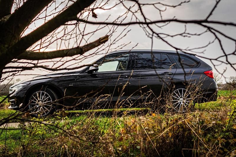 Gebraucht BMW 330 Sport Line 252 PS (185 kW) 2017 Braun Kombi