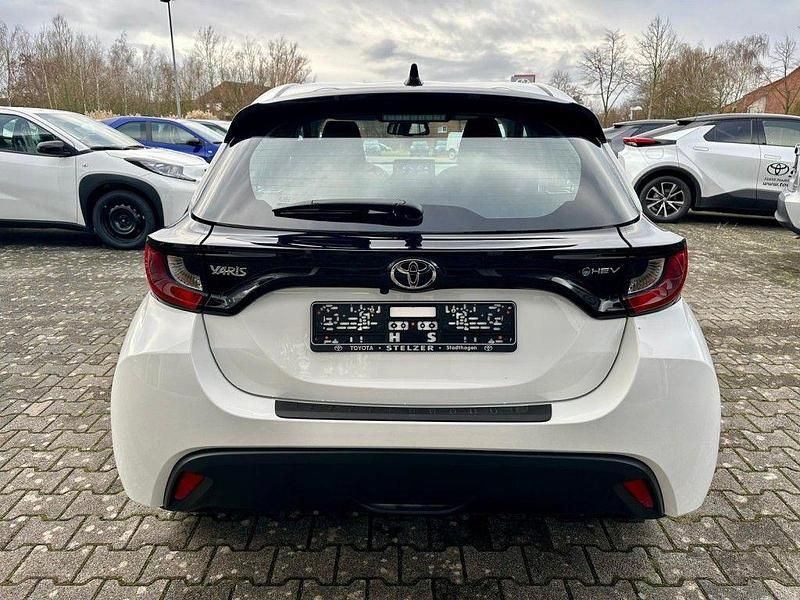 Neu Toyota Yaris Hybrid Comfort 116 PS (85 kW) 2025 Schwarz Limousine