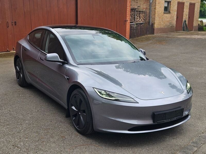 Silber Gebraucht 2024 Tesla Model 3 Long Range Limousine | 47.993 € - Bild 1/4