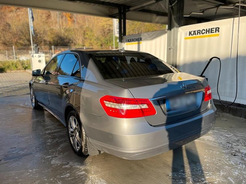 Gebraucht Mercedes E250 204 PS (150 kW) 2011 Grau Limousine