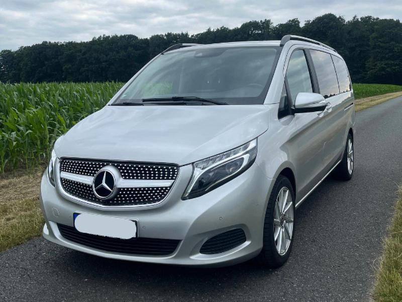 Grau Gebraucht 2015 Mercedes V220 Edition Van / Kleinbus | 29.700 € (Fairer Preis) - Bild 1/4