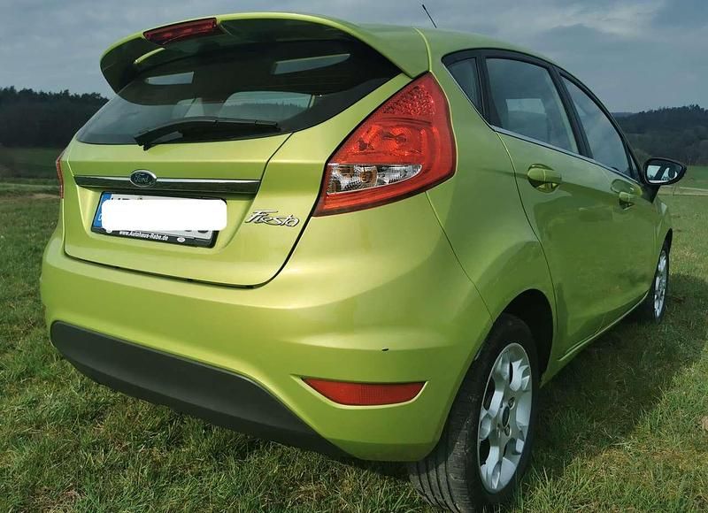 Gebraucht Ford Fiesta Titanium 95 PS (69 kW) 2011 Grün Kleinwagen