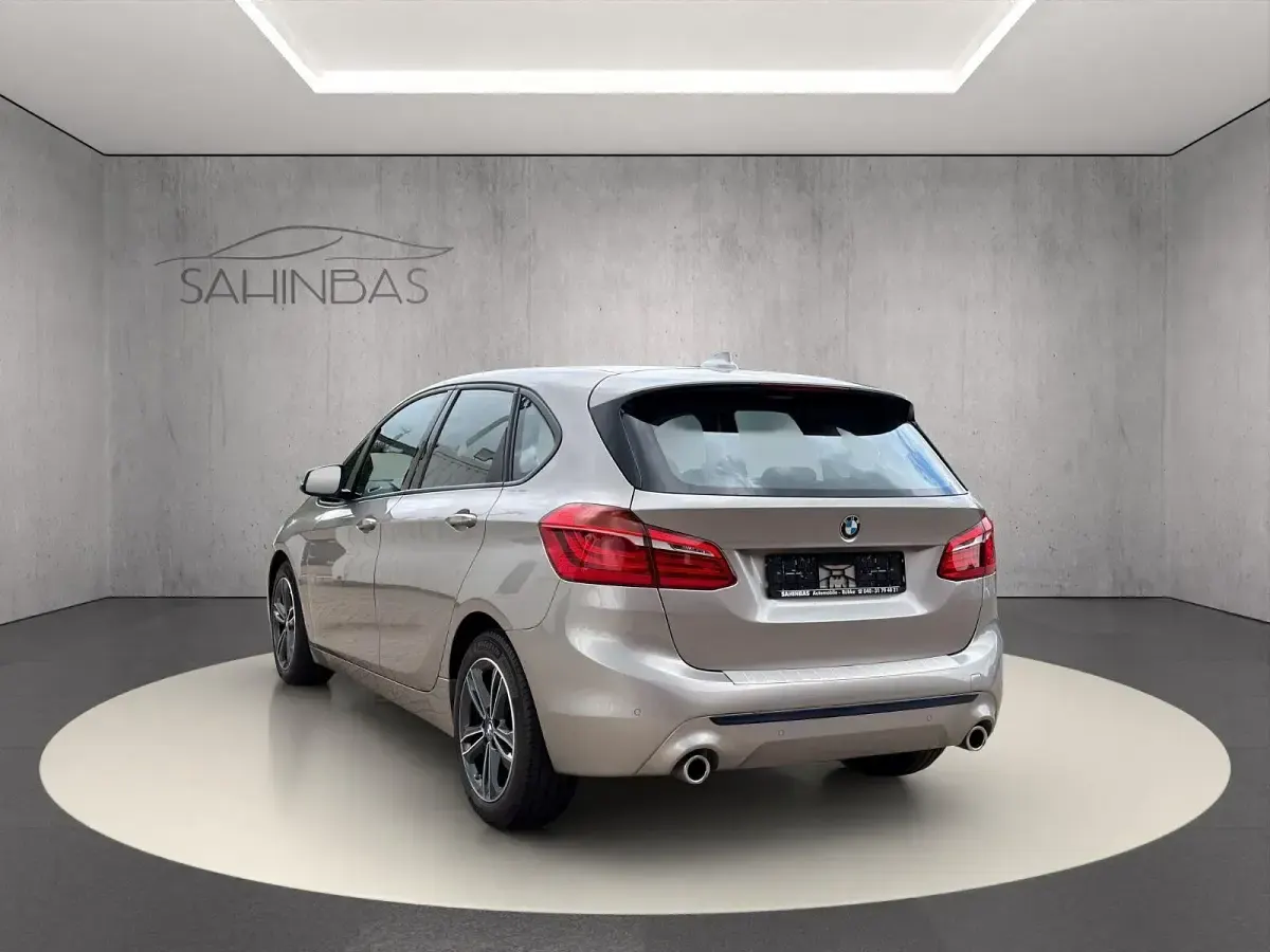 Gebraucht BMW 220 Sport Line 178 PS (130 kW) 2020 Silber Van / Kleinbus