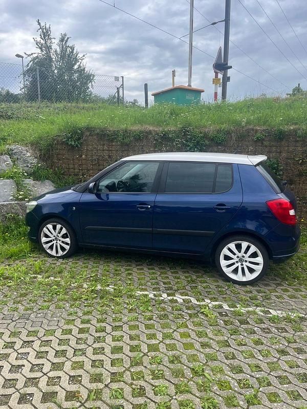 Blau Gebraucht 2011 Skoda Fabia Ambiente Limousine | 2.200 € (Superpreis) - Bild 1/4