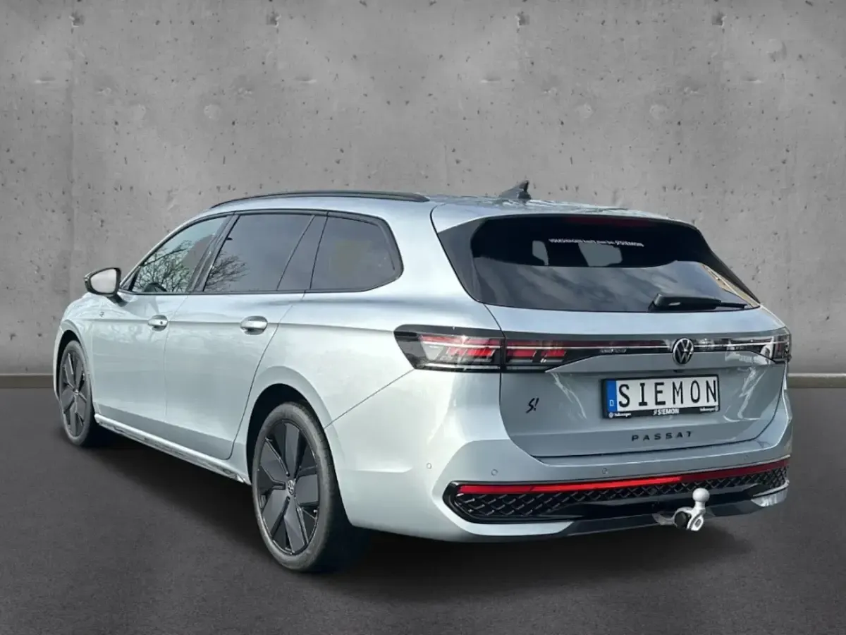 Gebraucht VW Passat R-line 150 PS (110 kW) 2024 Silber Kombi