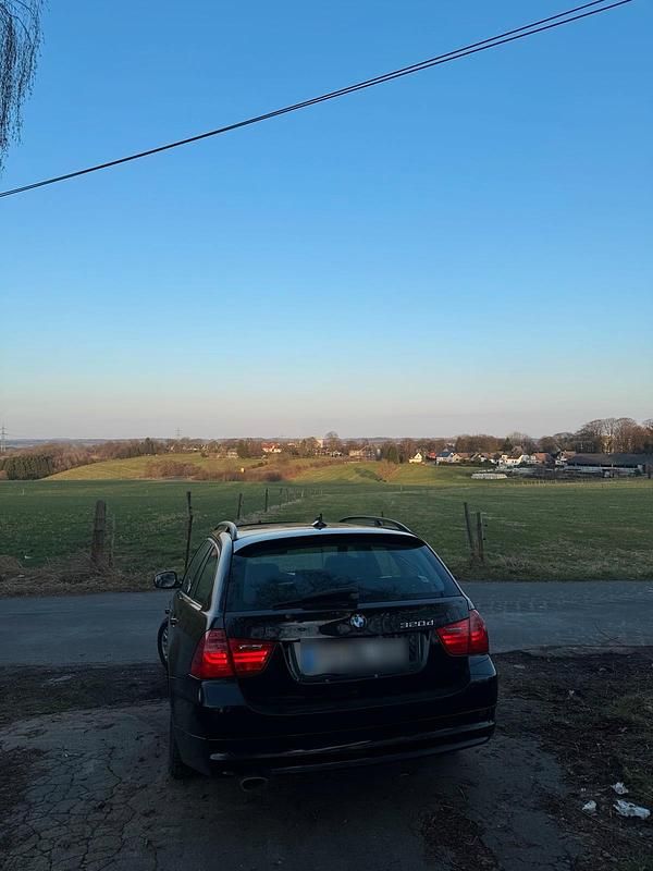 Gebraucht BMW 320 177 PS (130 kW) 2010 Schwarz Kombi