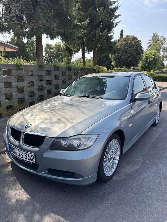Silber Gebraucht 2005 BMW 320 Limousine | 3.750 € (Fairer Preis) - Bild 1/4