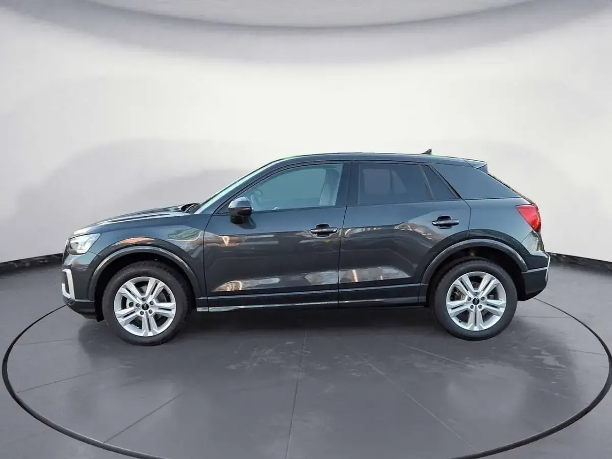 Neu Audi Q2 Advanced Plus 150 PS (110 kW) 2026 Manhattangrau metallic SUV