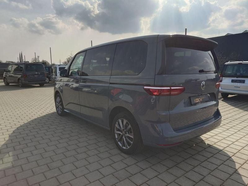 Gebraucht VW Multivan Life 150 PS (110 kW) 2022 Pure grey Van