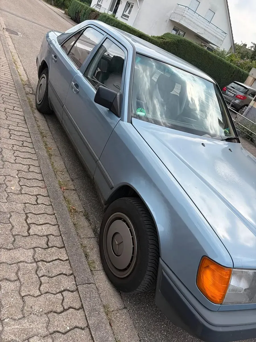 Gebraucht Mercedes E230 132 PS (97 kW) 1988 Blau Limousine