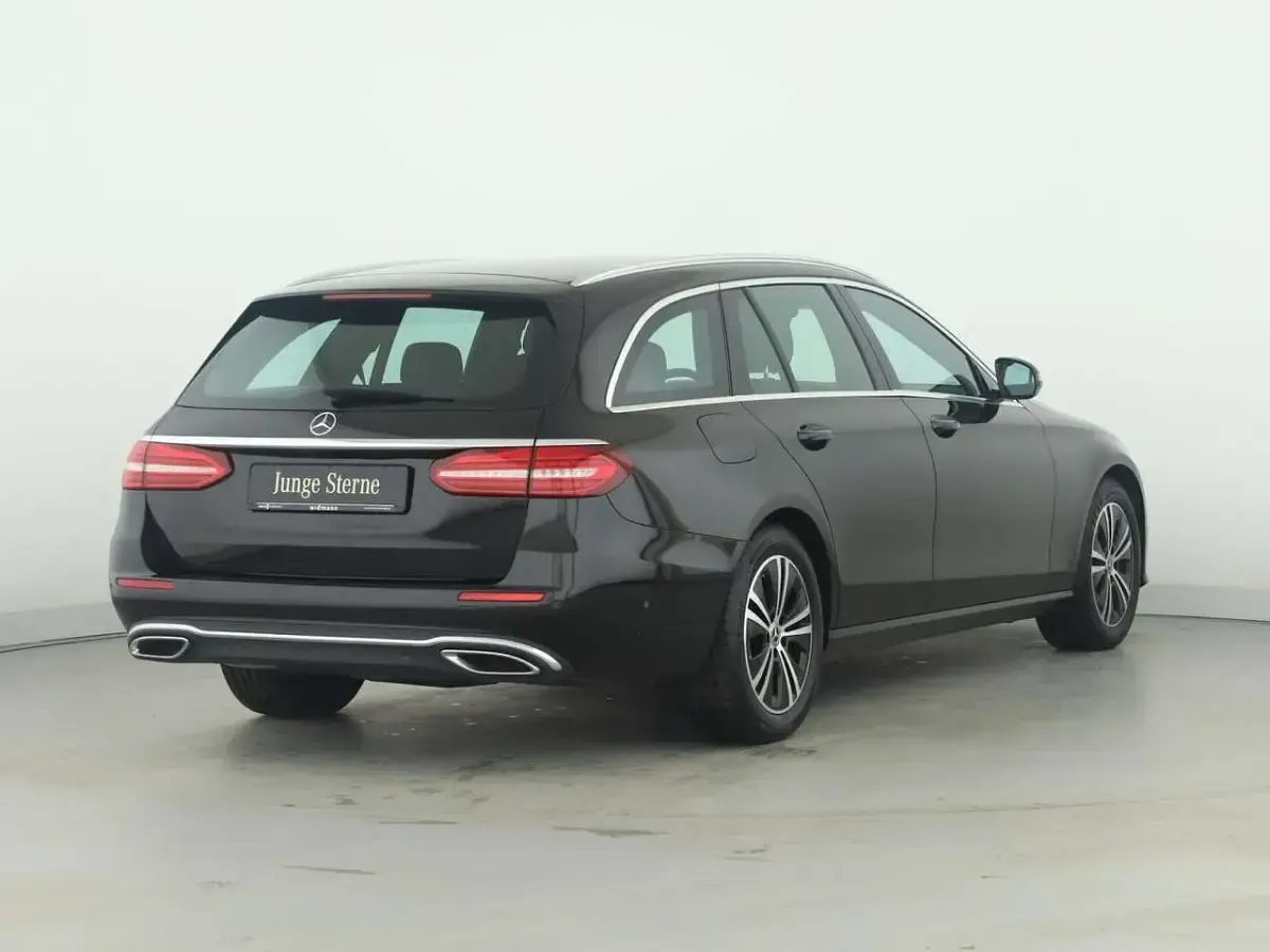 Gebraucht Mercedes E220 Avantgarde 200 PS (147 kW) 2023 Schwarz Limousine