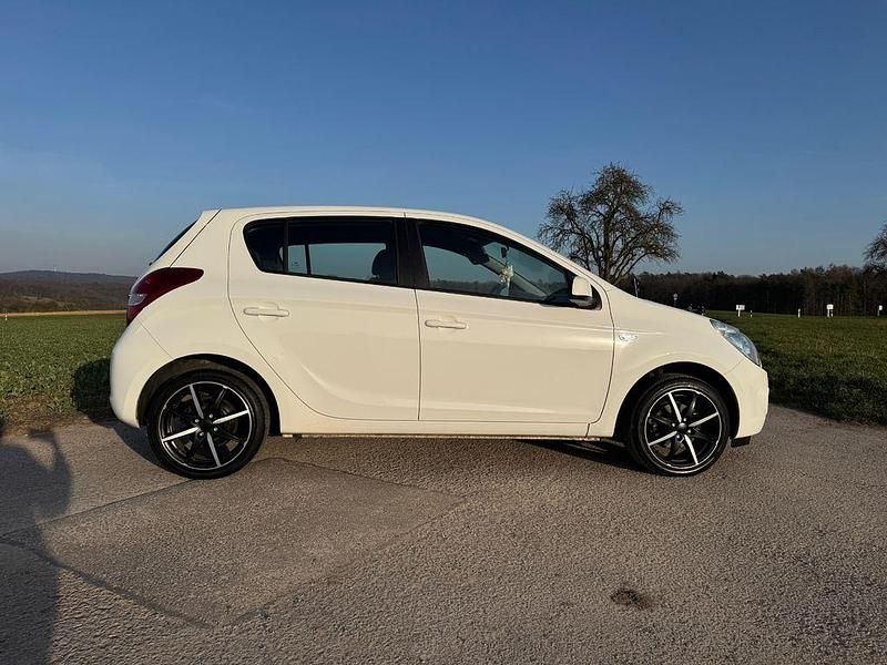 Gebraucht Hyundai i20 Edition 77 PS (56 kW) 2011 Weiß Kleinwagen