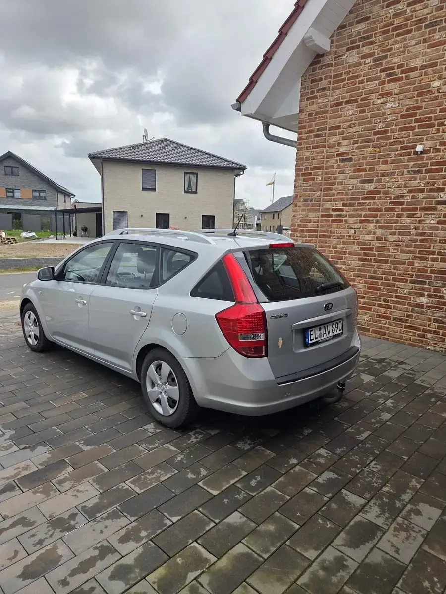 Gebraucht Kia Ceed 90 PS (66 kW) 2011 Silber Kleinwagen