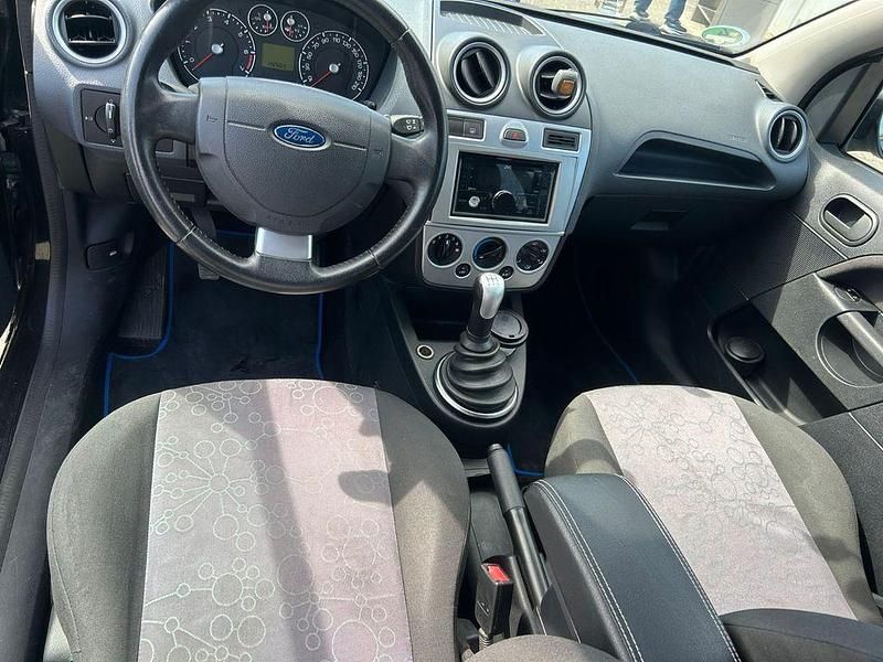 Gebraucht Ford Fiesta 80 PS (58 kW) 2008 Grau Kleinwagen