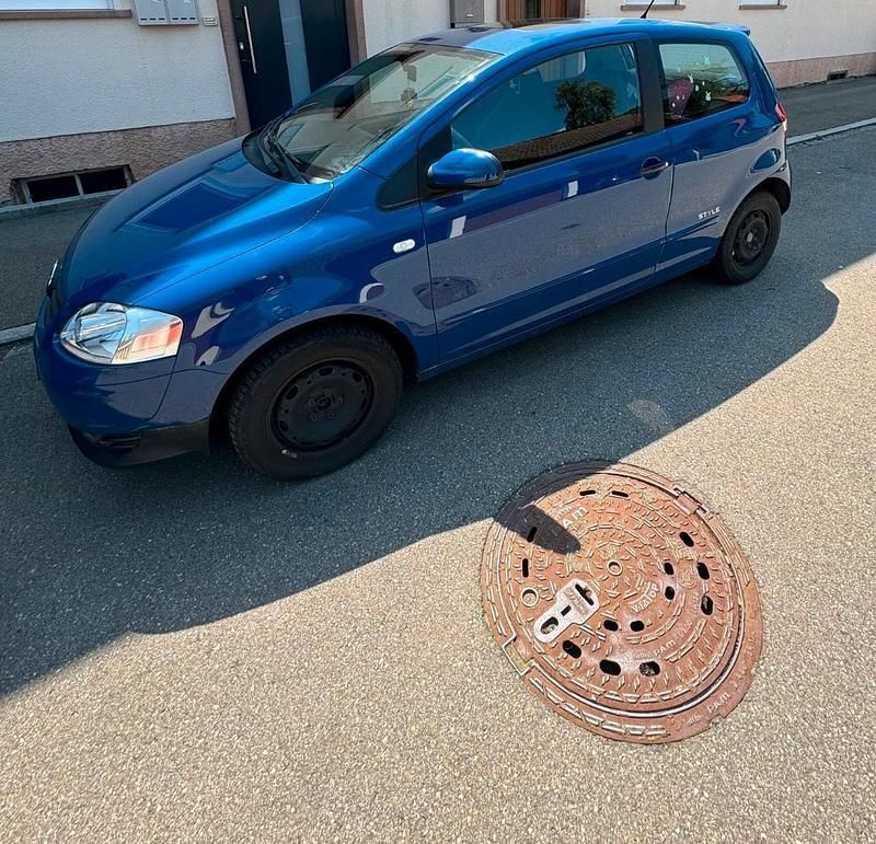 Blau Gebraucht 2011 VW Fox Kleinwagen | 2.000 € (Guter Preis) - Bild 1/4