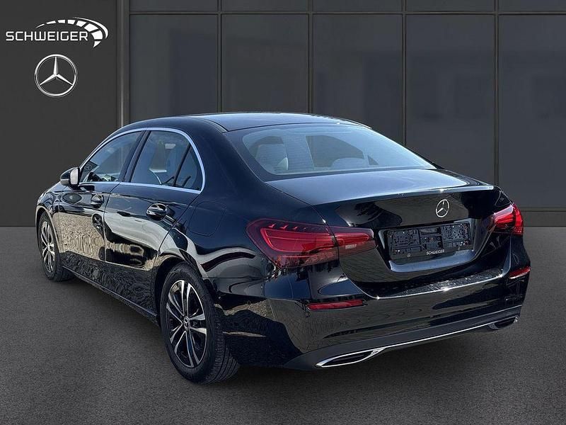 Gebraucht Mercedes A200 Advanced 163 PS (119 kW) 2024 Schwarz Limousine
