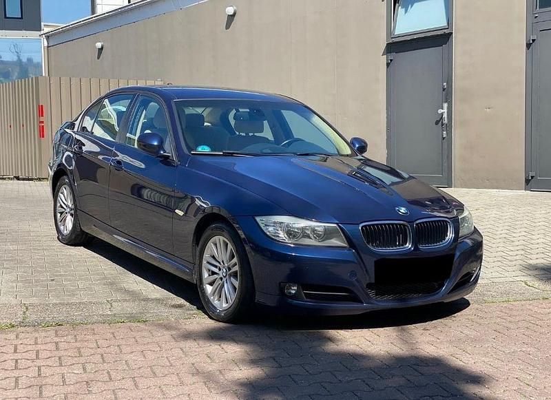 Blau Gebraucht 2010 BMW 318 Sport Line Limousine | 4.490 € (Fairer Preis) - Bild 1/4