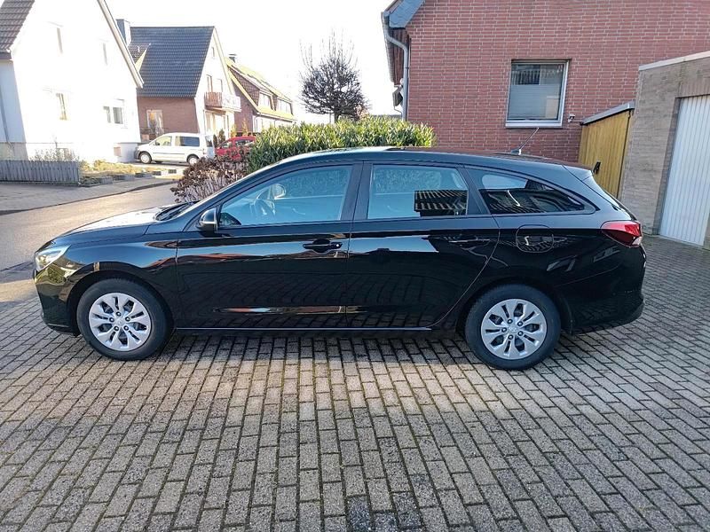 Gebraucht Hyundai i30 101 PS (74 kW) 2018 Schwarz Kombi