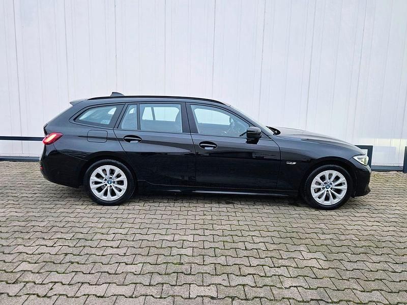 Gebraucht BMW 330e Sport Line 184 PS (135 kW) 2022 Schwarz Limousine