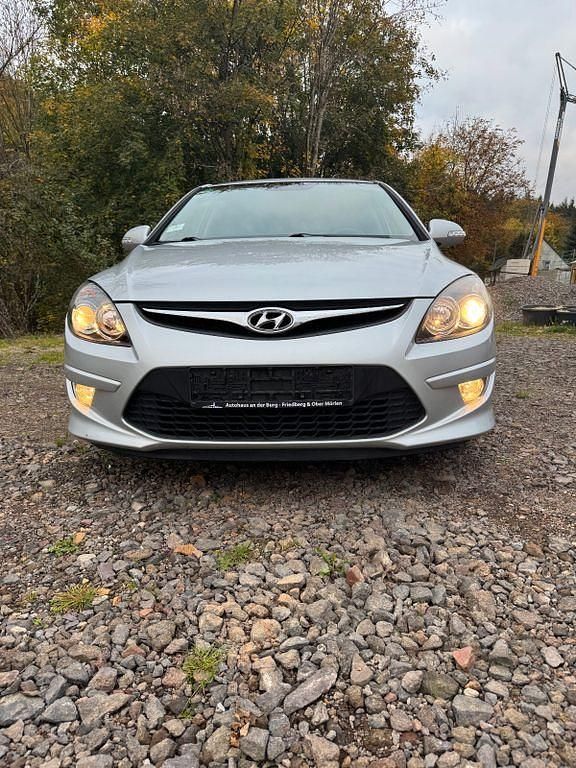 Silber Gebraucht 2012 Hyundai i30 Edition Limousine | 5.980 € (Guter Preis) - Bild 1/4