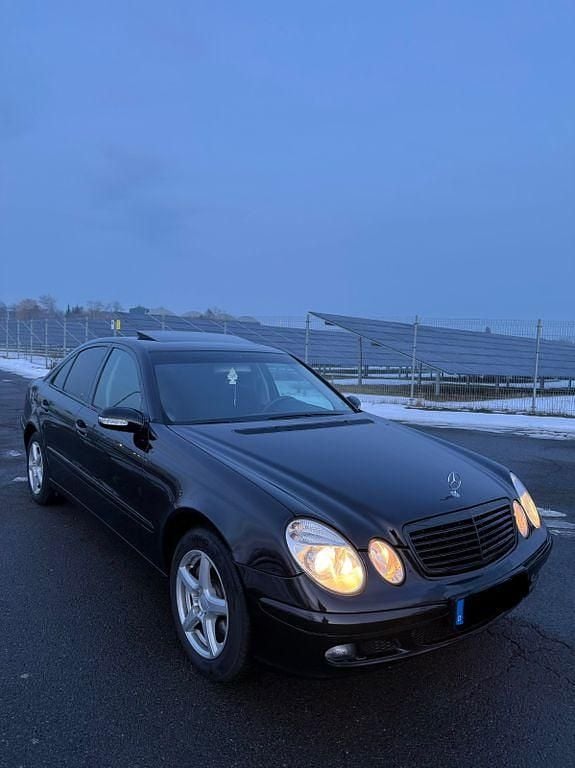 Schwarz Gebraucht 2006 Mercedes E200 Classic Limousine | 7.190 € (Fairer Preis) - Bild 1/4