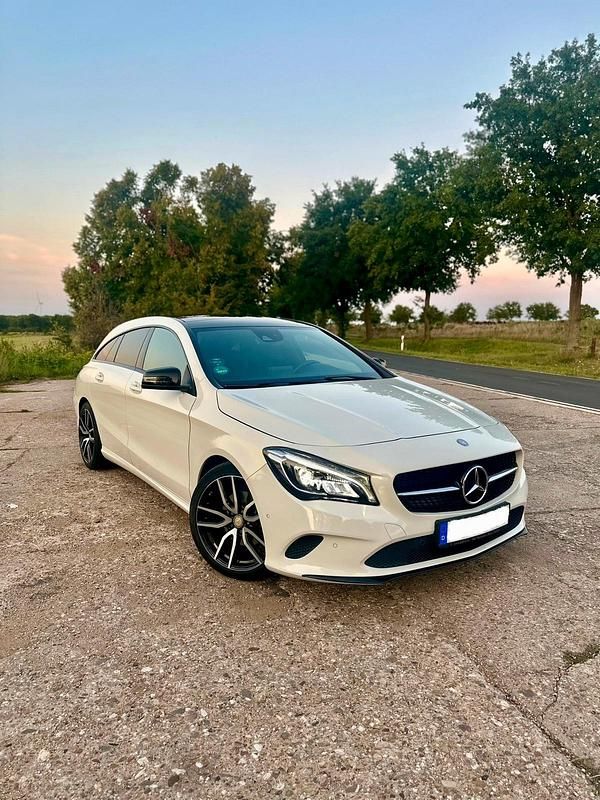 Weiß Gebraucht 2016 Mercedes CLA220 Limousine | 17.700 € (Fairer Preis) - Bild 1/4