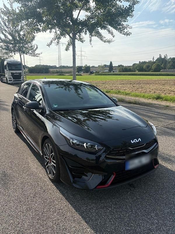 Schwarz Gebraucht 2024 Kia Ceed GT Limousine | 29.999 € (Fairer Preis) - Bild 1/4