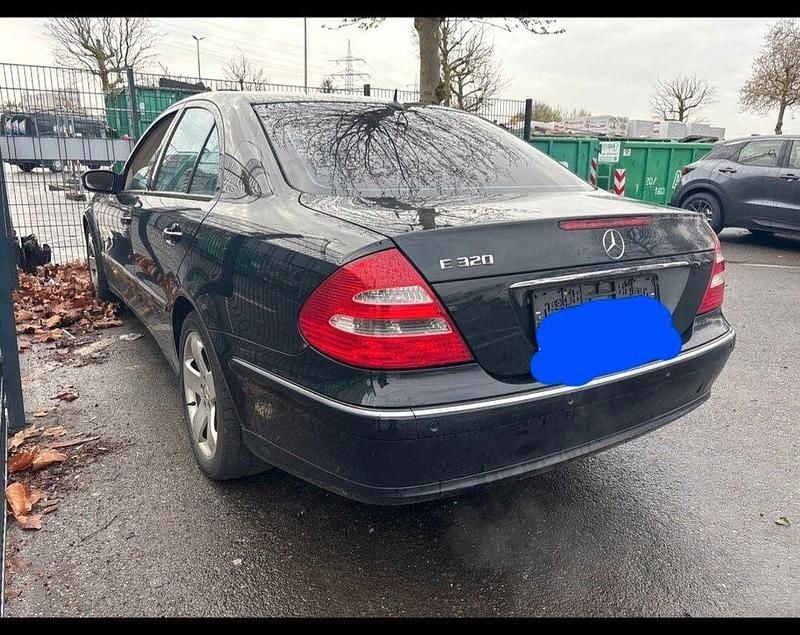 Second-hand Mercedes E320 224 CP (164 kW) 2004 Negru Berlinǎ