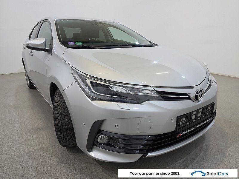 Używany Toyota Corolla Lounge 132 KM (97 kW) 2016 Szary Sedan/Limuzyna