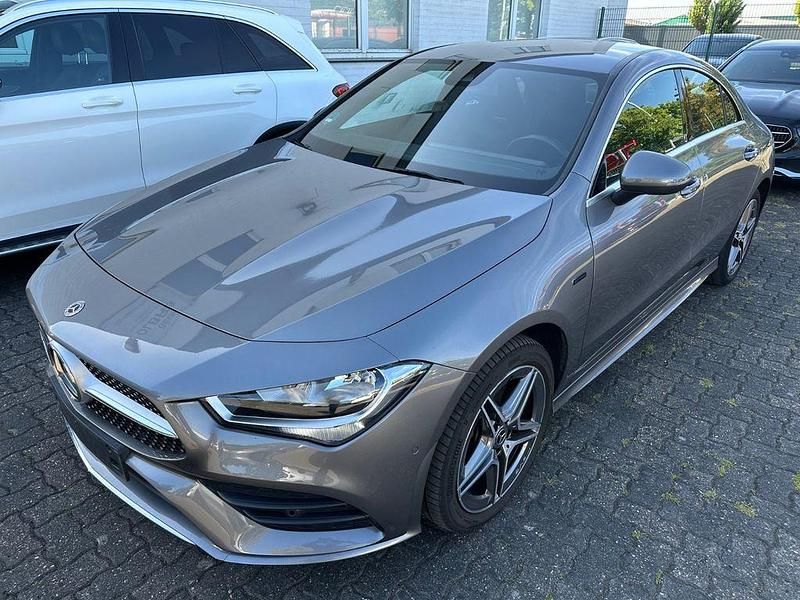 Grau Gebraucht 2021 Mercedes CLA250e AMG line Limousine | 26.450 € (Fairer Preis) - Bild 1/4