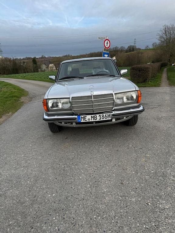 Gebraucht Mercedes 280 185 PS (136 kW) 1981 Silber Limousine