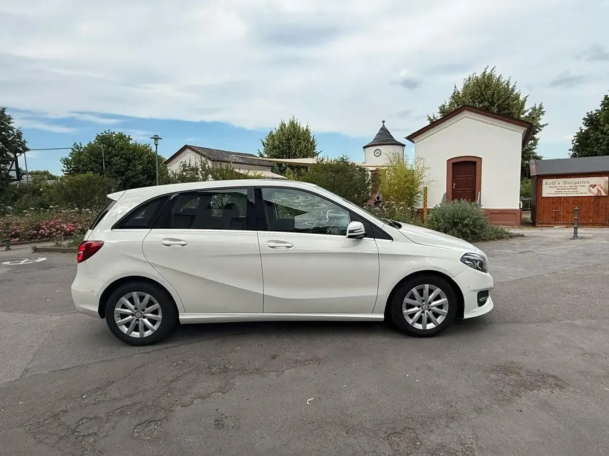 Gebraucht Mercedes B180 122 PS (89 kW) 2017 Weiß Kleinwagen