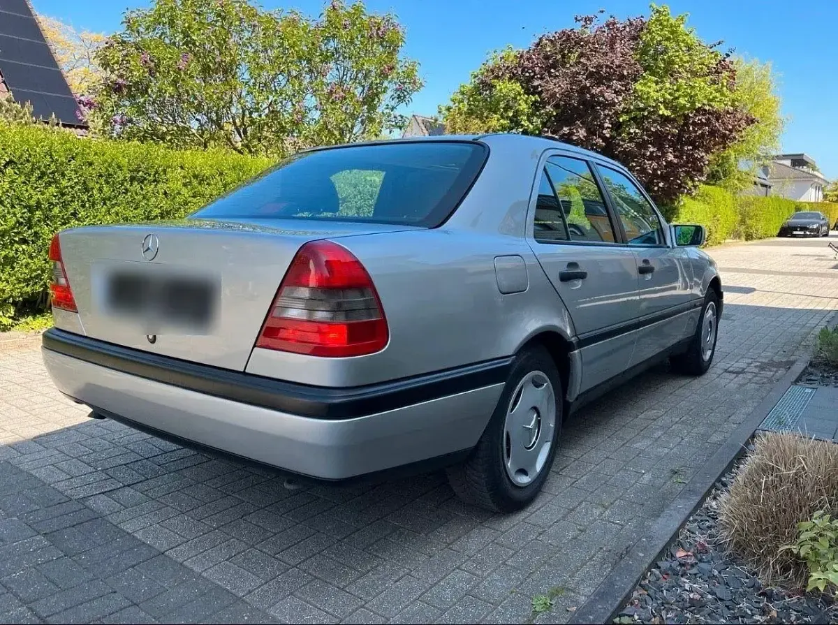 Gebraucht Mercedes C180 122 PS (89 kW) 1997 Silber Limousine