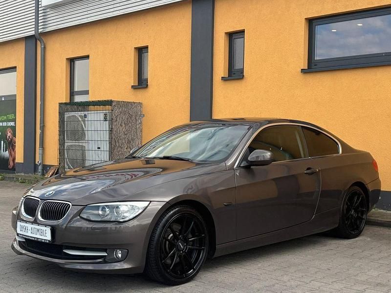 Braun Gebraucht 2011 BMW 330 Performance Coupé | 13.980 € (Superpreis) - Bild 1/4