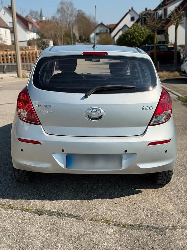 Gebraucht Hyundai i20 86 PS (63 kW) 2013 Silber Kleinwagen