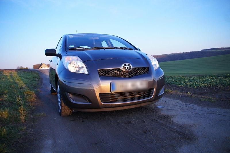 Gebraucht Toyota Yaris 69 PS (50 kW) 2009 Grau Kleinwagen