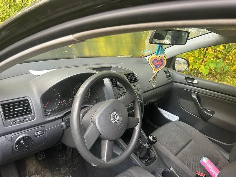 Schwarz Gebraucht 2005 VW Golf IV Limousine | 2.190 € - Bild 1/4