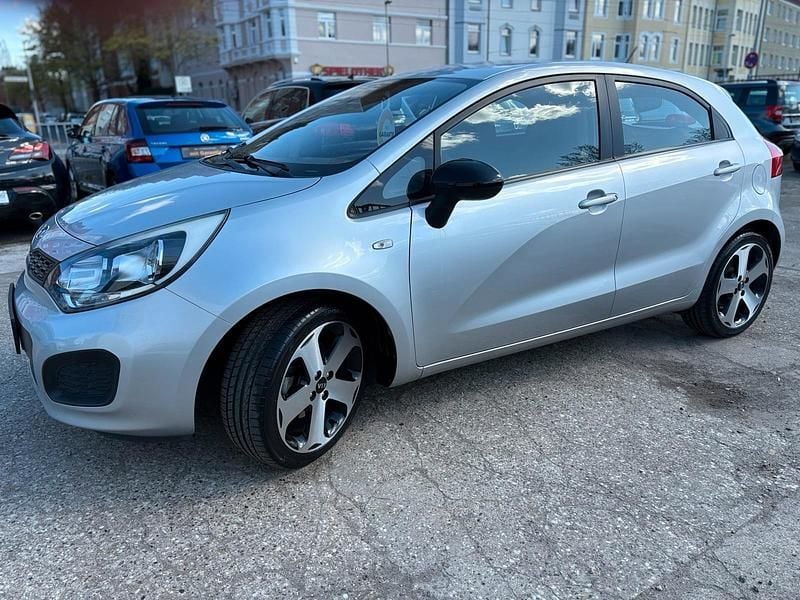 Używany Kia Rio Edition 7 86 KM (63 kW) 2012 Srebrny Sedan/Limuzyna