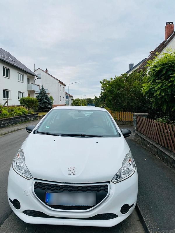 Weiß Gebraucht 2014 Peugeot 208 Kleinwagen | 4.990 € (Guter Preis) - Bild 1/4
