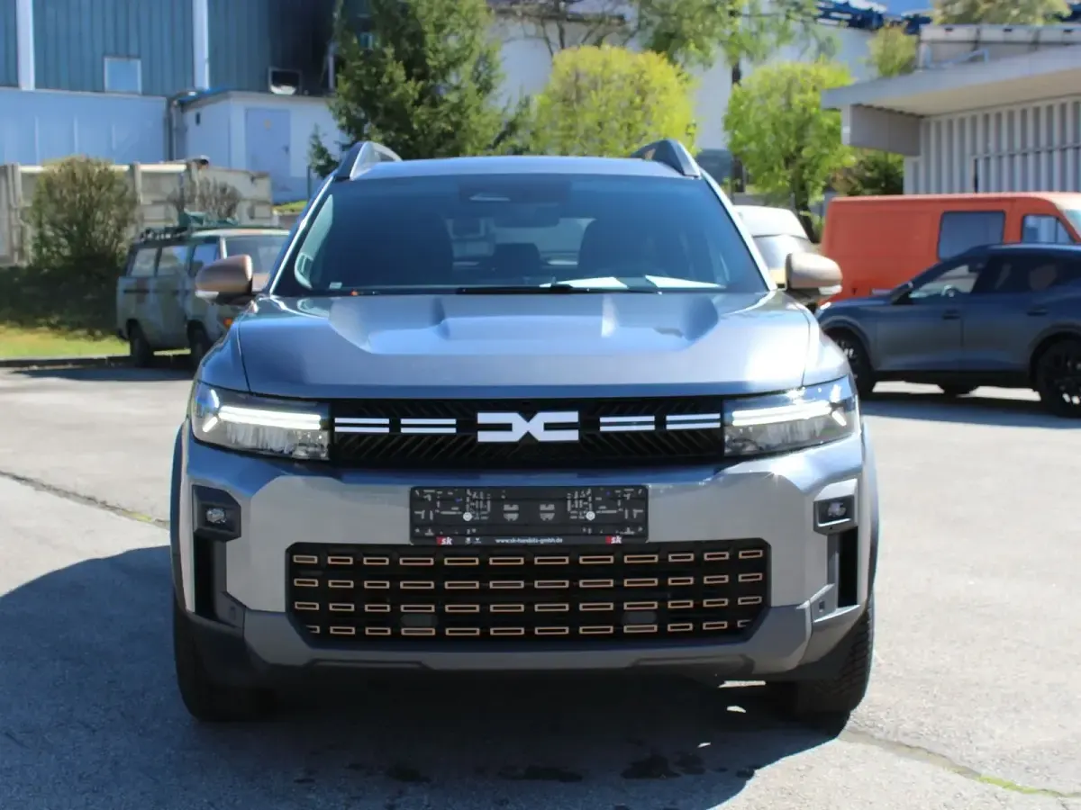 Neu Dacia Bigster Extreme 131 PS (96 kW) 2025 Grau (schiefergrau) schwarz (stoff) SUV