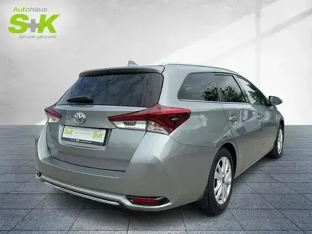 Gebraucht Toyota Auris Team 116 PS (85 kW) 2018 New medium silver/ grey Kombi