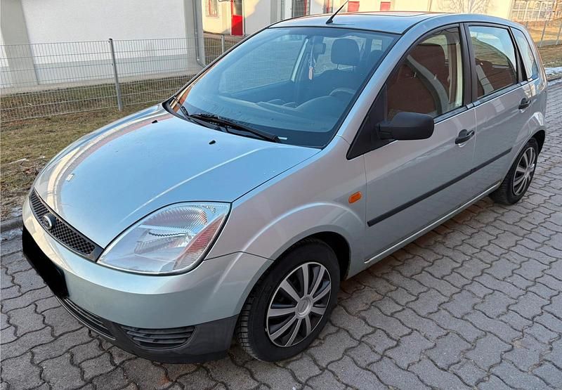 Gebraucht Ford Fiesta 70 PS (51 kW) 2004 Silber Limousine