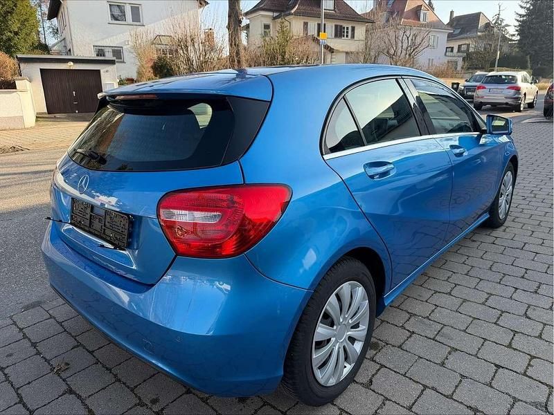 Gebraucht Mercedes A180 Style 122 PS (89 kW) 2012 Blau Limousine
