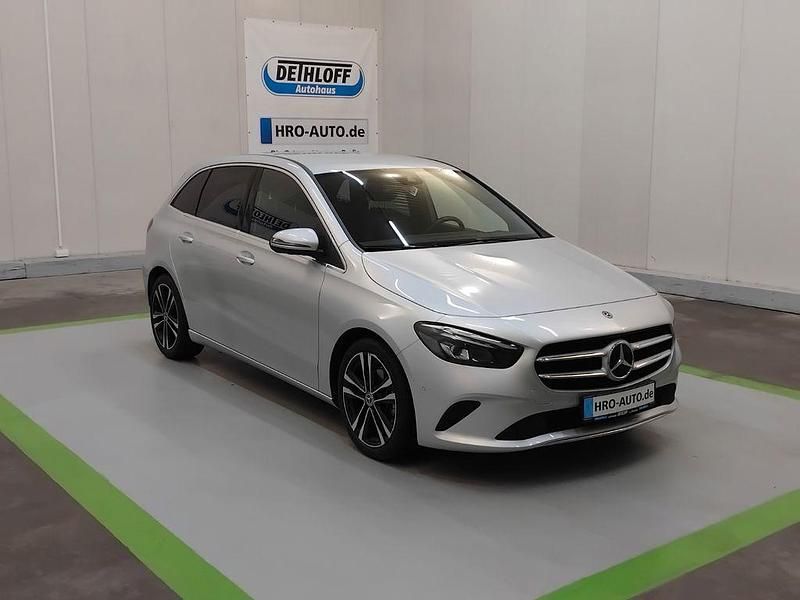 Silber Gebraucht 2020 Mercedes B180 Edition 1 Van / Kleinbus | 25.400 € (Fairer Preis) - Bild 1/4