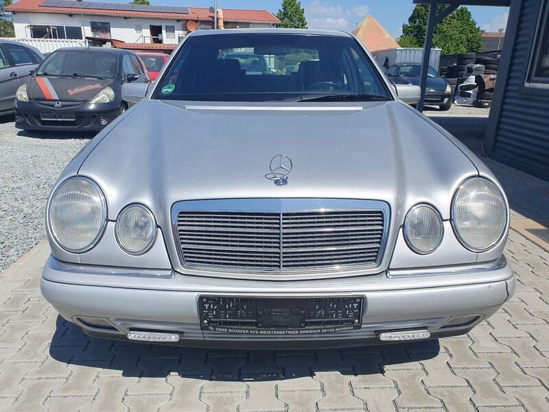 Gebraucht Mercedes E240 170 PS (125 kW) 1997 Silber Limousine