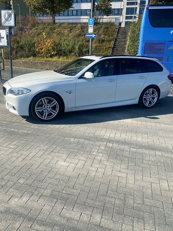 Schwarz Gebraucht 2013 BMW 530 M Sport Kombi | 12.999 € (Fairer Preis) - Bild 1/4