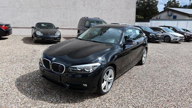 Schwarz metallic (metallic) Gebraucht 2017 BMW 118 Kleinwagen | 12.990 € (Fairer Preis) - Bild 1/4