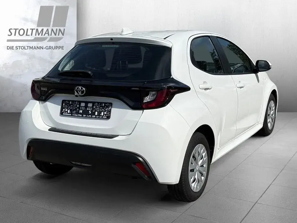 Gebraucht Toyota Yaris Basis 72 PS (52 kW) 2023 Weiß Kleinwagen