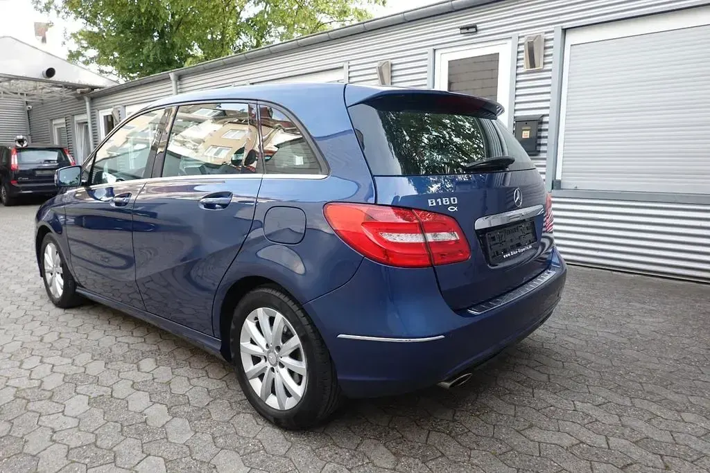 Gebraucht Mercedes B180 122 PS (89 kW) 2012 Blau Kleinwagen