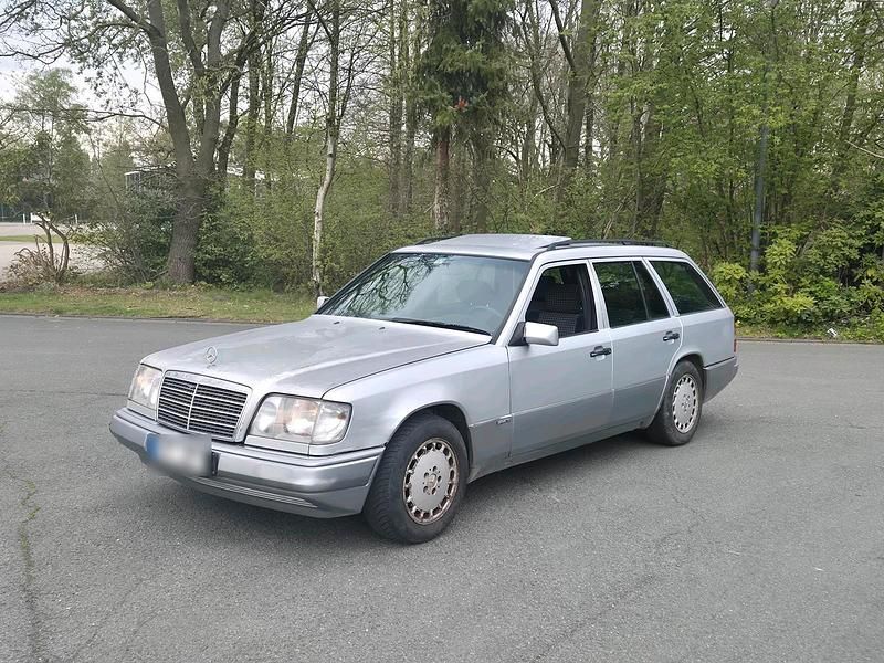 Second-hand Mercedes E220 150 CP (110 kW) 1992 Argintiu Break